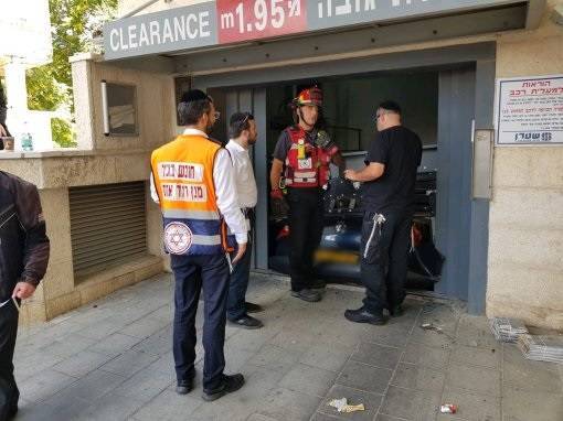 Водителя зажало вместе с машиной в лифте электропарковки в Иерусалиме