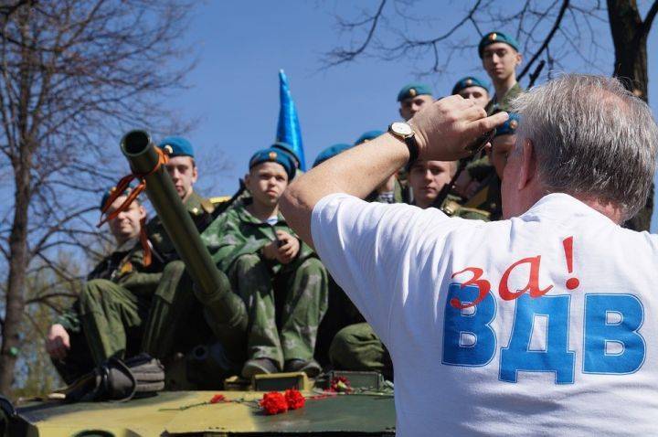 Выставка вооружения, концерт и рукопашный бой – праздничная программа ко Дню ВДВ - Новости Воронежа