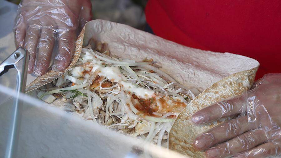 Почти 30 человек отравились шаурмой в якутском кафе