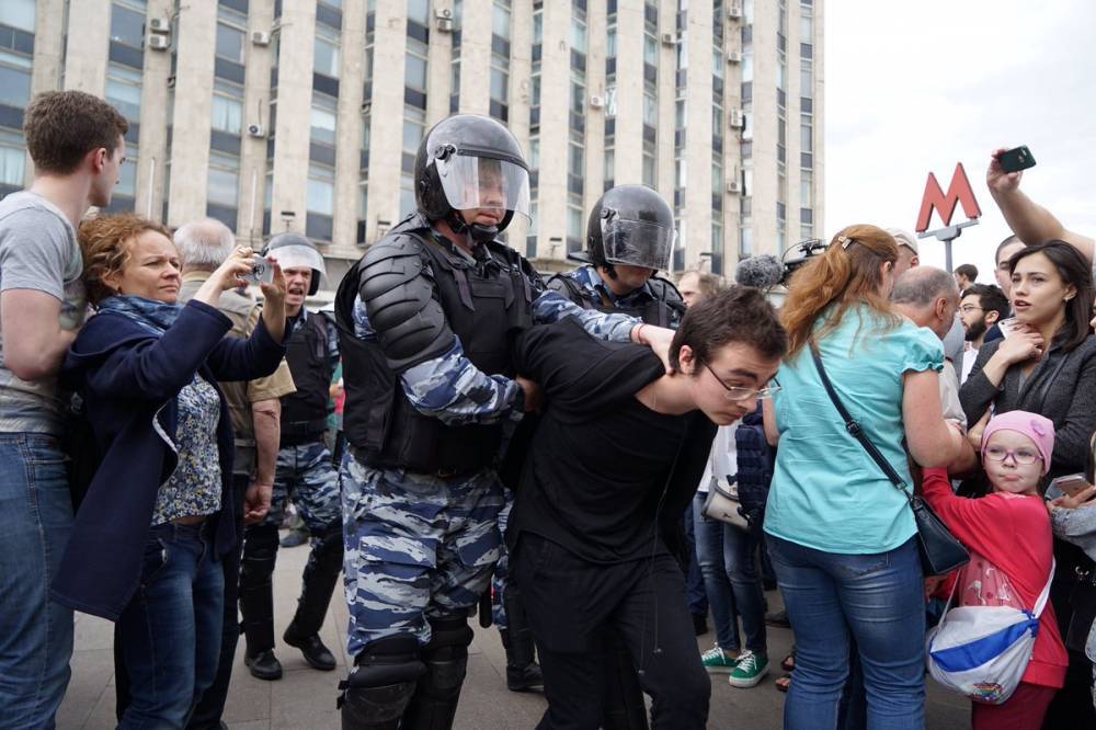 МВД: на несогласованном митинге в Москве задержаны 1074 человека