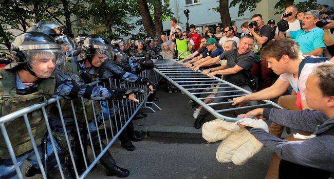 В РФ во время массового протеста задержали больше тысячи людей