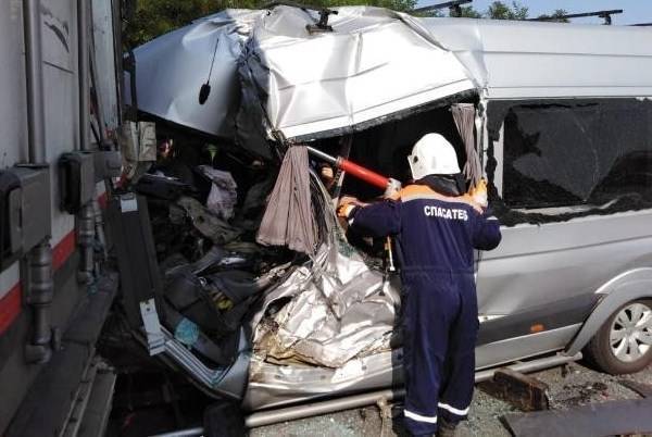 В Ростовской области столкнулись микроавтобус и грузовик