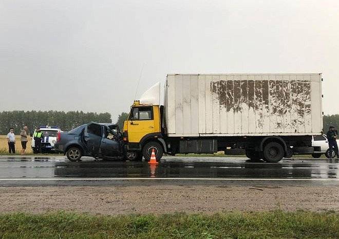 При столкновении грузовика и легковушки под Ряжском погибла 30-летняя женщина
