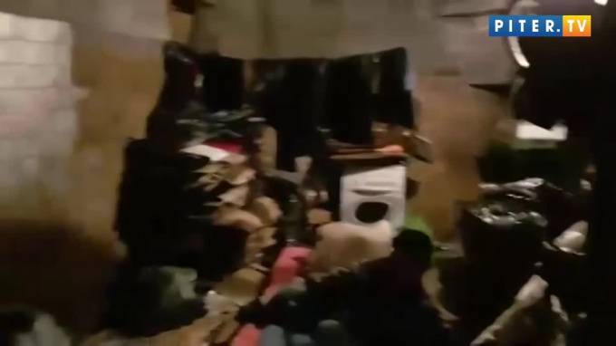 В Невском районе мигранты поселились в помещении для мусоропровода