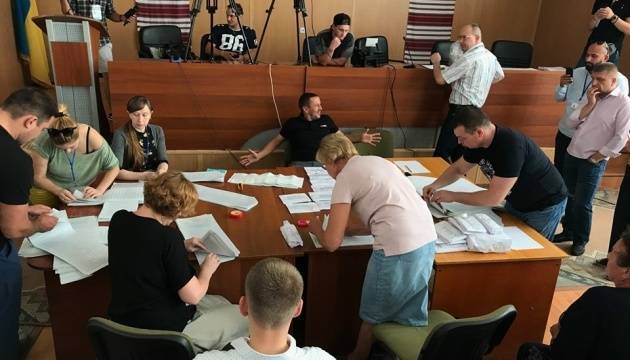Во Львовской области на округе, где победил соратник Порошенко, пересчитывают голоса