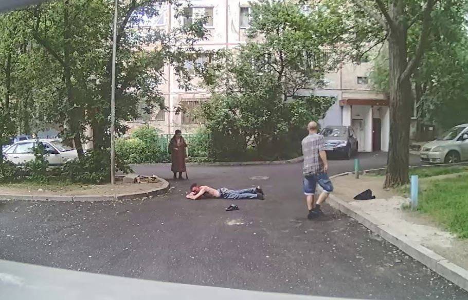 Парочка алконавтов устроила жестокие разборки на улице Юрьева