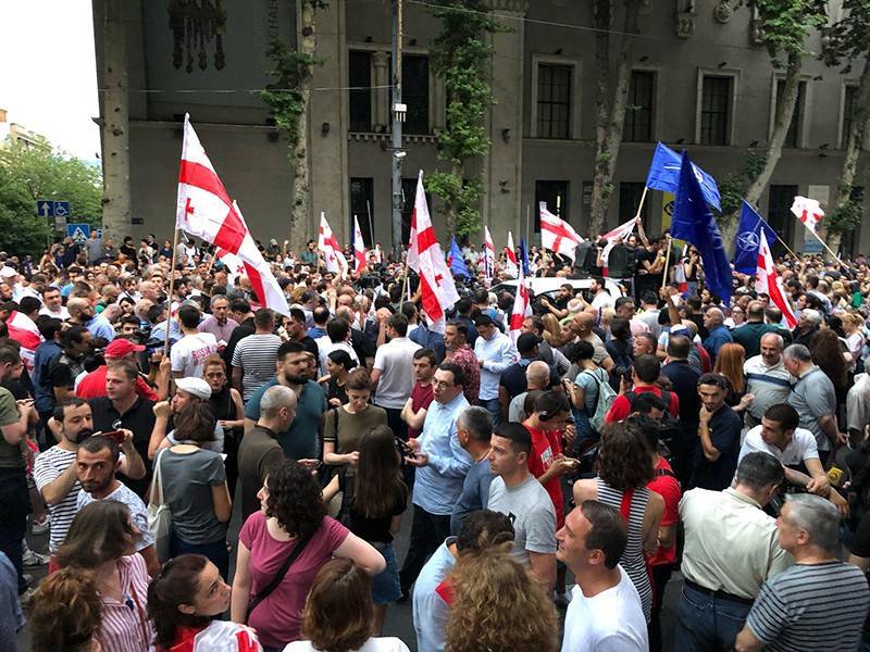 Тысячи людей в Грузии вышли на митинг за дружбу с Россией