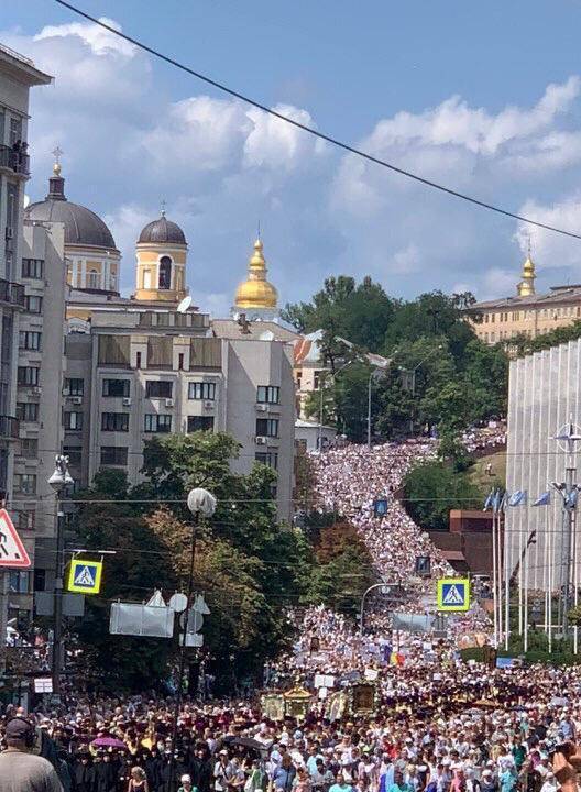 На улицы Киева вышли десятки тысяч сторонников единства с Москвой