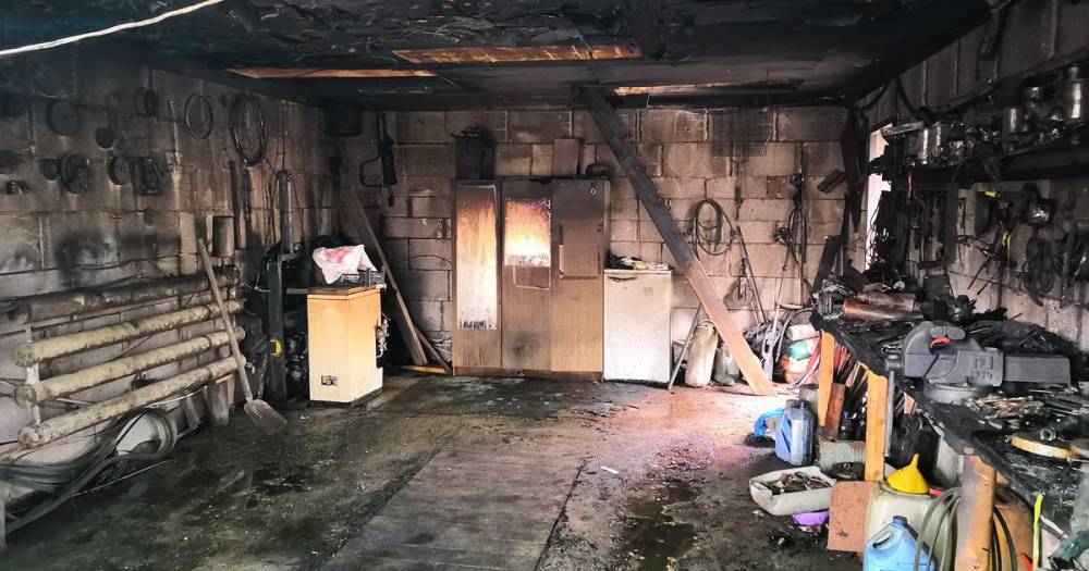 Двухэтажный гараж сгорел в Ярцеве вместе с иномаркой