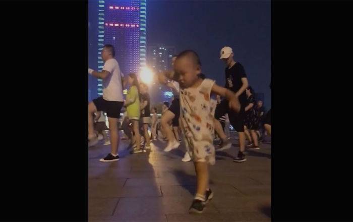 "Это покруче всяких там Gangnam Style!" Видео о танце малыша поразило сеть