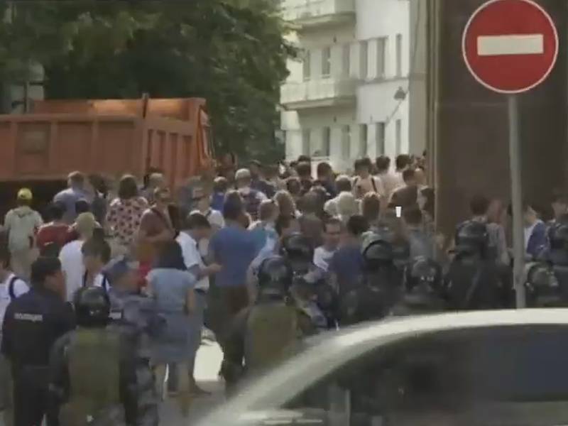 Полиция вытеснила протестующих от здания мэрии Москвы и задержала 140 человек