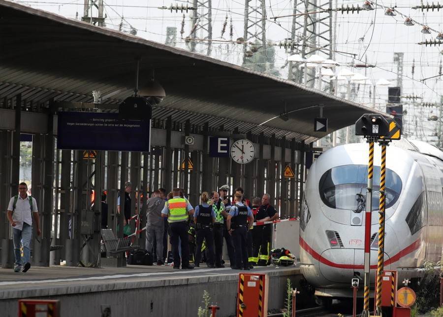 В Германии неизвестный толкнул под поезд женщину с ребенком