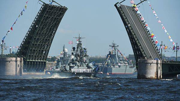 Путин принимает Главный военно-морской парад в Санкт-Петербурге