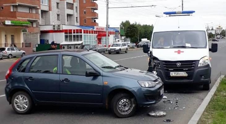 Водитель "Калины" пострадал в ДТП со скорой, но сразу же получил помощь