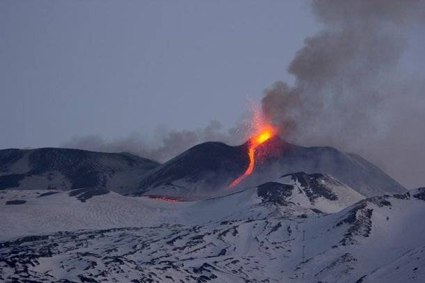 МИД РФ предупредил туристов об активности вулкана Этна в Италии