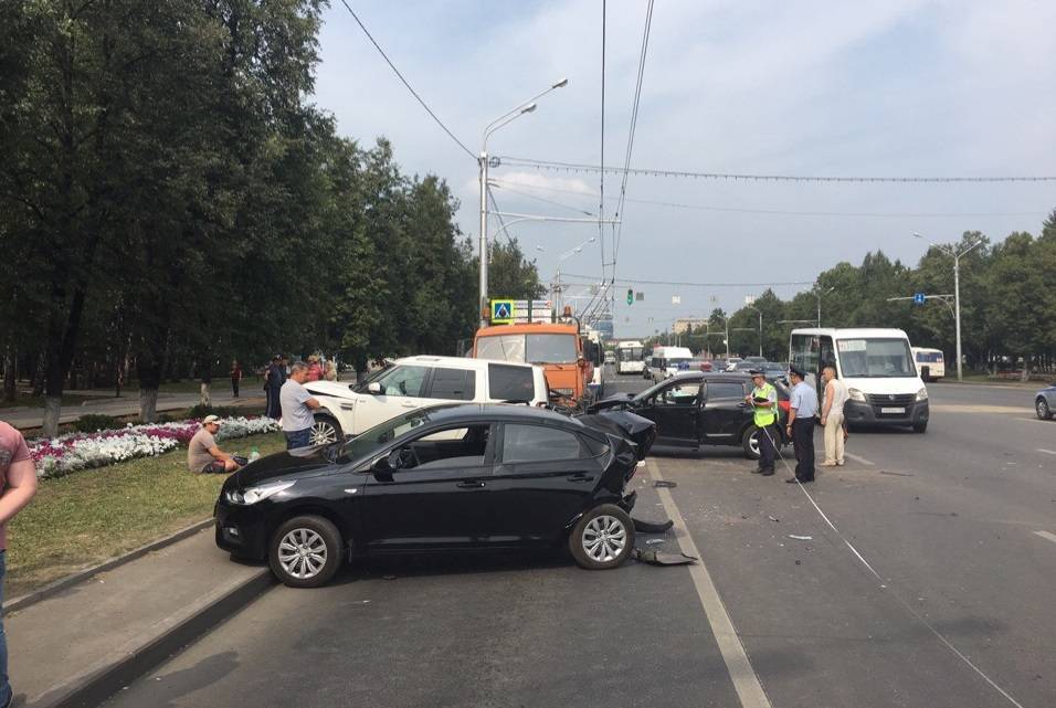 В Уфе столкнулись 6 автомобилей: есть пострадавший