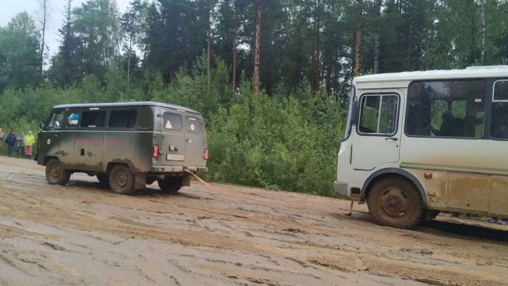 В Коми скорая спасла автобус из грязевого плена – РИА «7 новостей»