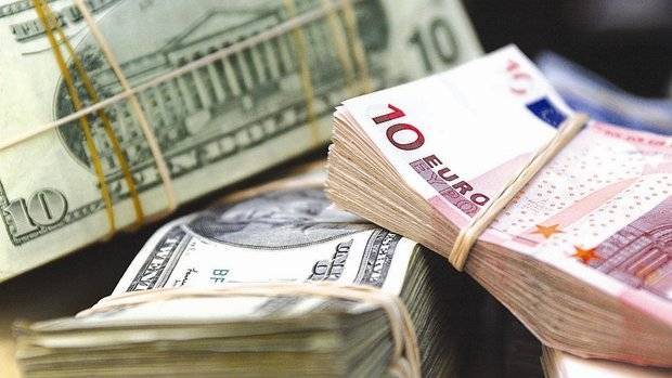 Белорусский рубль девальвировался к доллару и евро