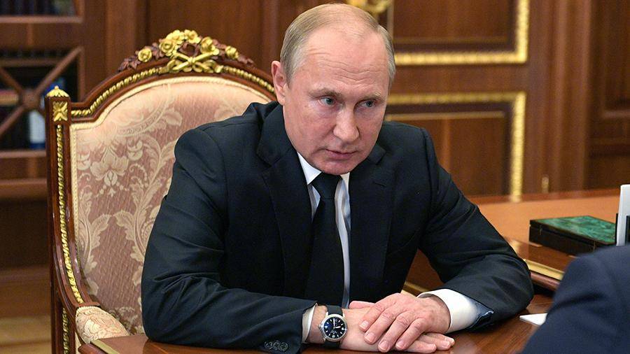 Путин выразил соболезнования близким погибших подводников