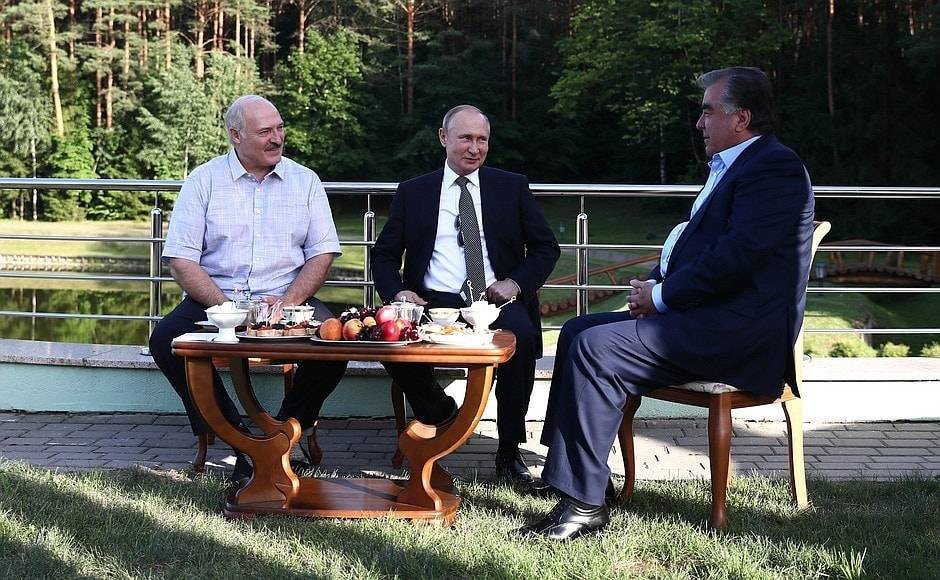 Чай втроем: Путин, Лукашенко и Рахмон встретились на природе в Минске