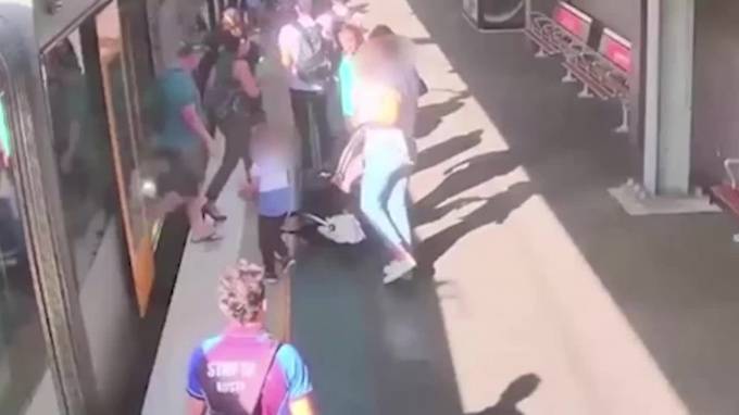 Видео из Сиднея: 4-летний мальчик упал под поезд в метро