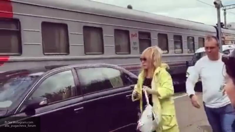 Представитель Аллы Пугачевой рассказал, что ее автомобиль на перроне никому не мешал