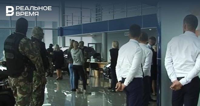 В Перми задержали 12 сотрудников автоцентра за крупное мошенничество — видео