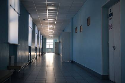 Российские учителя заставили школьников белить потолки и поплатились