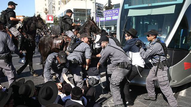Беспорядки в Иерусалиме: ортодоксы перекрыли улицы и трамвайную линию