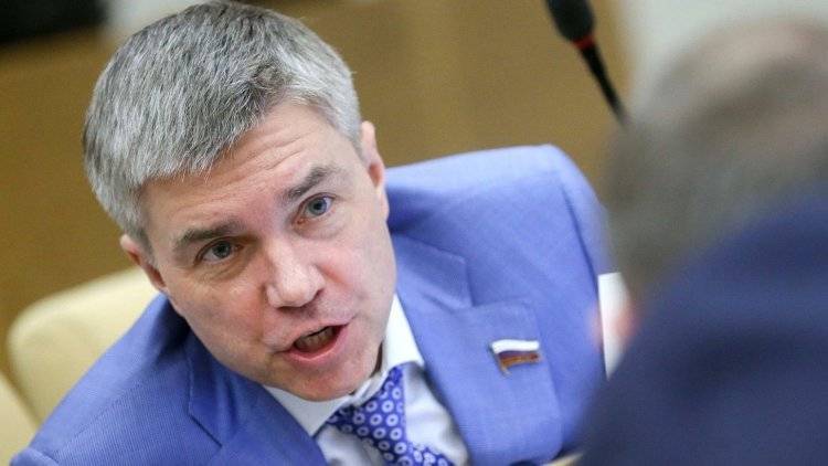Депутат Ревенко советует Уссу извиниться за грубость, но пресс-секретарь губернатора против