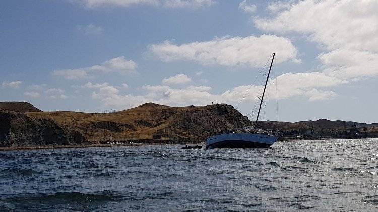 "Романтику" взяли на буксир: яхту в Капселе сняли с мели и оставили в бухте
