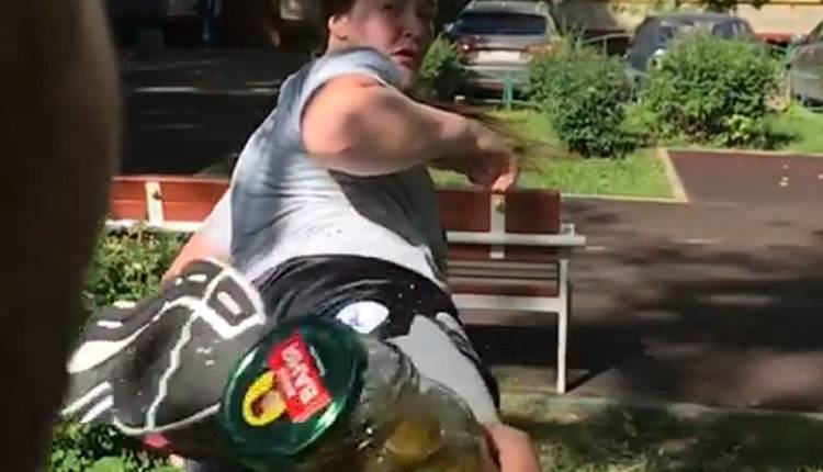 Россиянка поучаствовала в Bottle Cap Challenge, открыв ногой банку огурцов