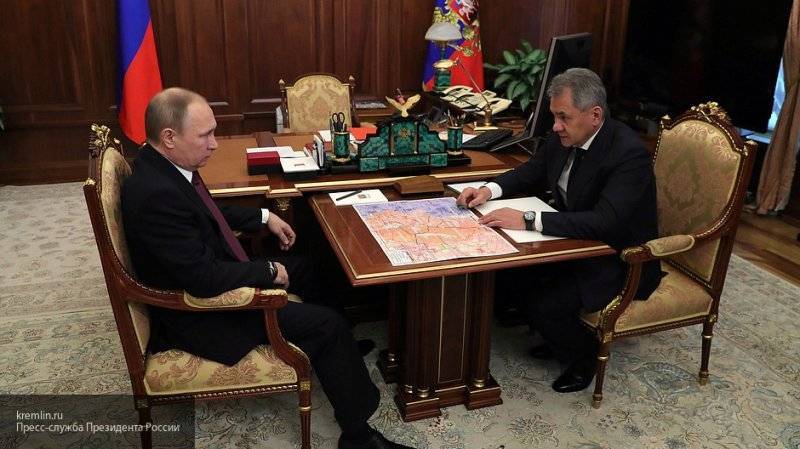 Путин выразил соболезнования родным погибших подводников, поручил Шойгу оказать им поддержку