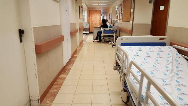 В израильских больницах запретят класть больных в коридорах