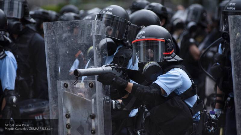 Полиция Гонконга очистила зданием заксовета от митингующих