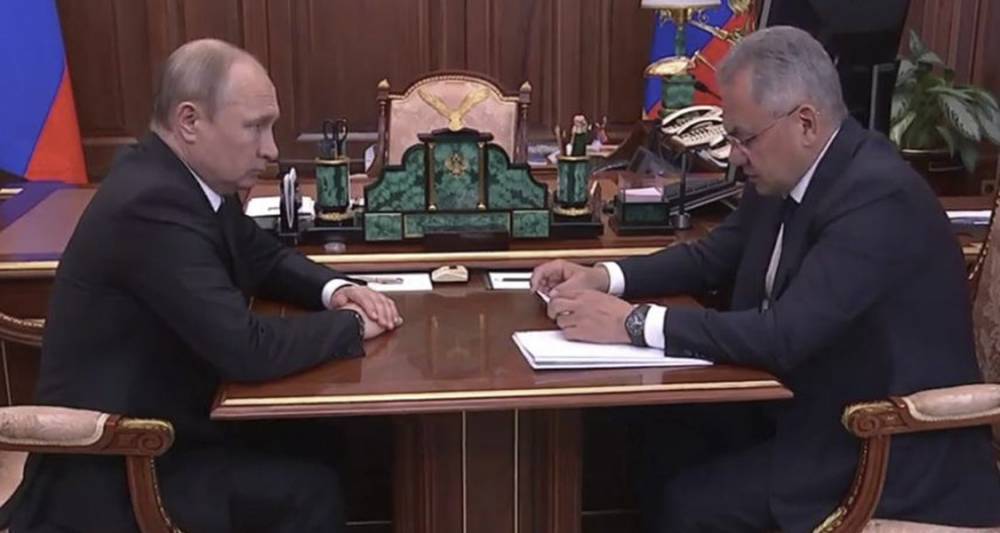 Путин поручил оказать помощь семьям погибших подводников в Североморске