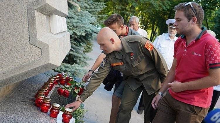 Севастопольцы несут цветы к стеле Мурманск в память о погибших подводниках