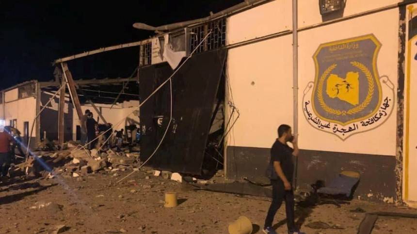 Видео: около 40 человек погибли при авианалете в Триполи