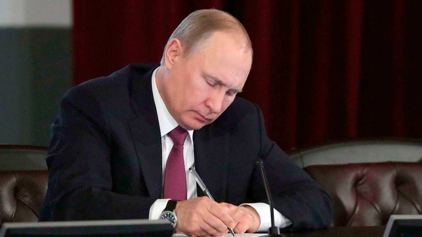 По итогам прямой линии: Путин поручил увеличить пособия по уходу за детьми