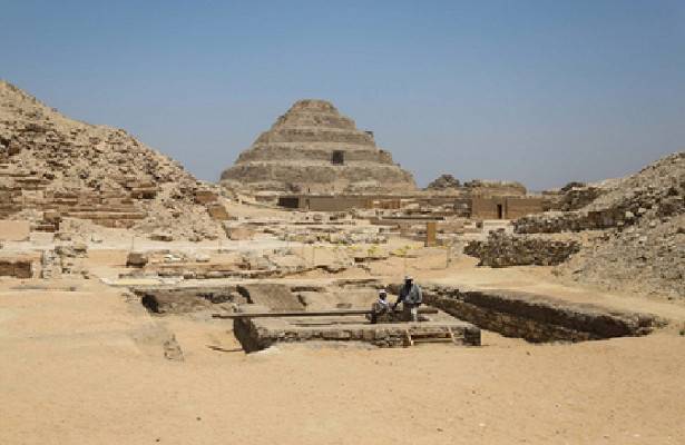 Возле древнейшей пирамиды нашли необычные тела и артефакты