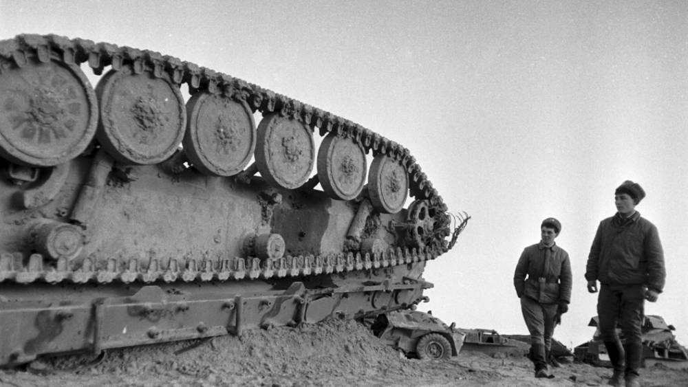 "18-летние танкисты пытались выжить": Поисковики нашли на границе с Украиной советский танк и останки экипажа