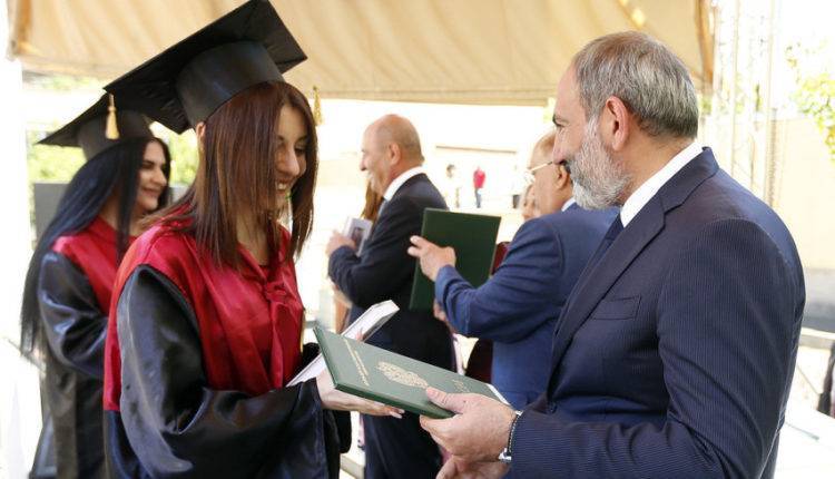Пашинян и Садовничий вручили дипломы первым выпускникам филиала МГУ в Ереване