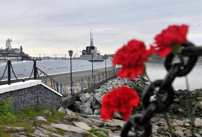 Россияне принесли цветы в память о погибших моряках-подводниках
