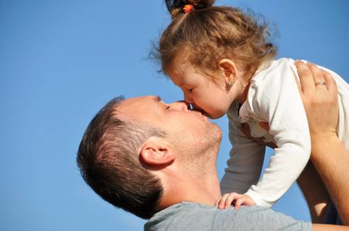 Можно ли целовать ребенка в губы в Израиле