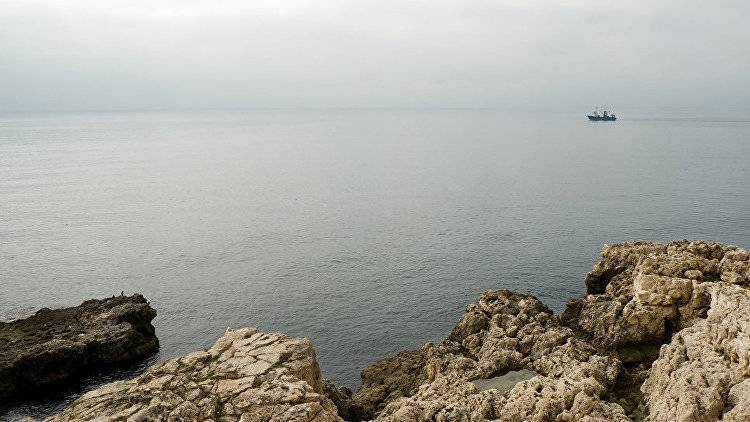 В Крыму ребенка на матрасе унесло в открытое море