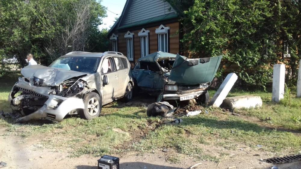 В Астрахани при жёстком столкновении автомобили чуть не протаранили дом
