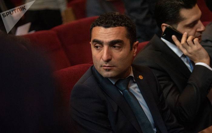 Губернатор Котайкской области Армении ответил Сасуну Микаеляну, упрекнув его в нечестности