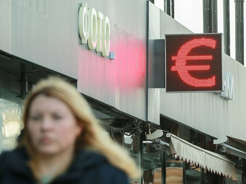 ЦБ повысил курс доллара и евро