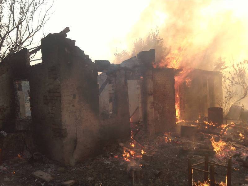 «Зеленский, где мне жить?!» – украинские каратели подожгли поселок в ДНР | Политнавигатор