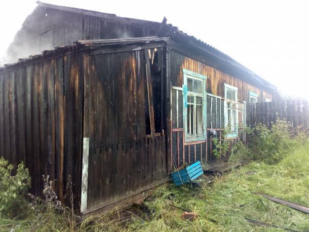 В Корткеросском районе полчаса тушили деревянный дом
